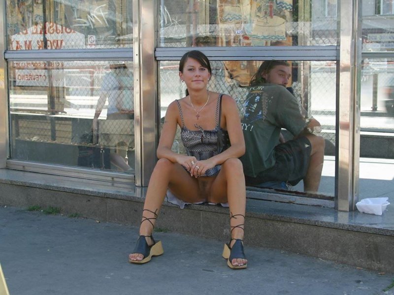 Девушка без трусиков в кафе