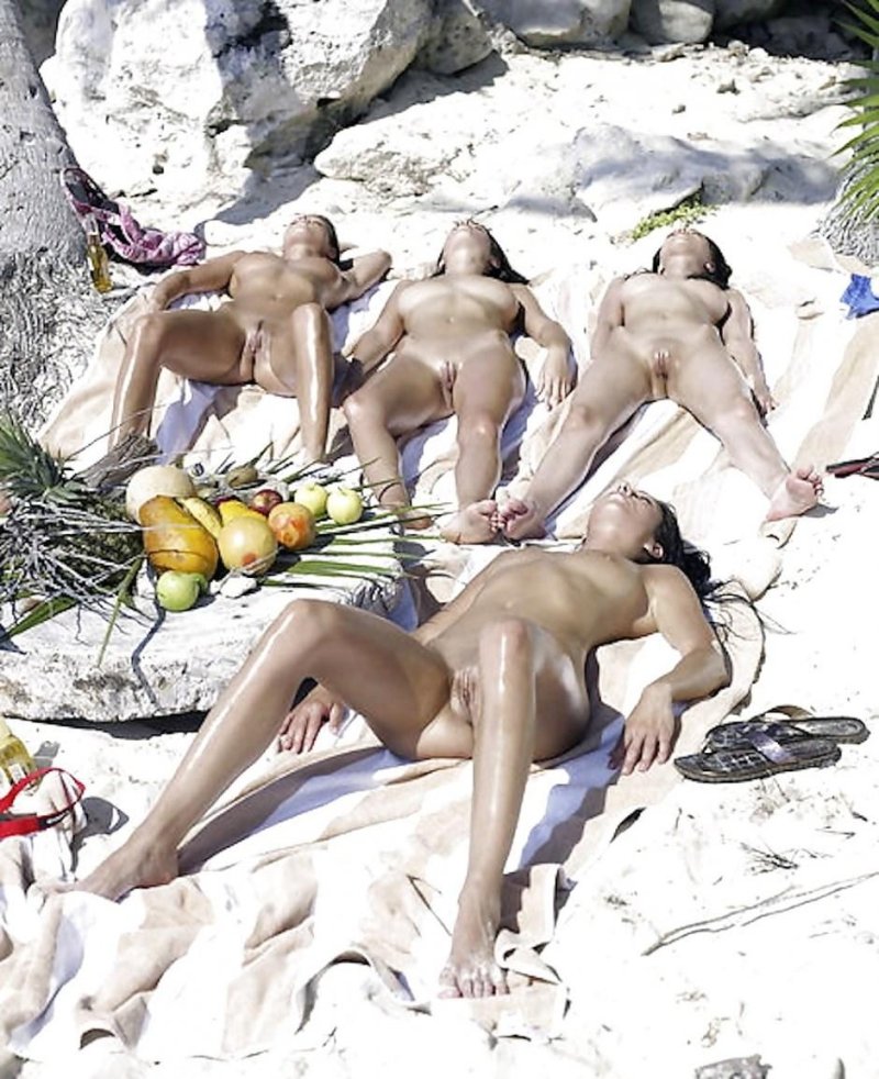 Несколько голых женщин