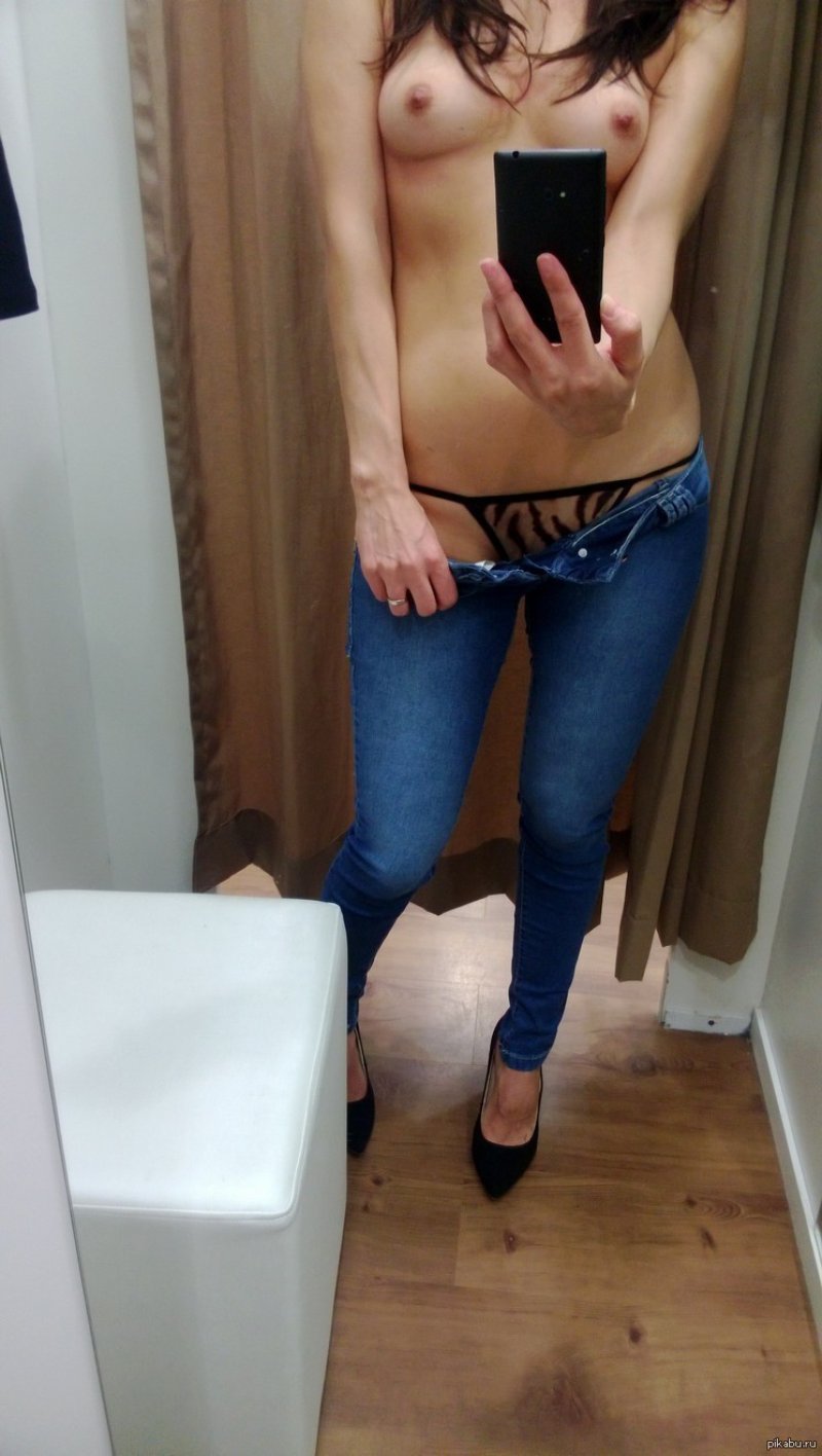 Голые селфи в примерочной