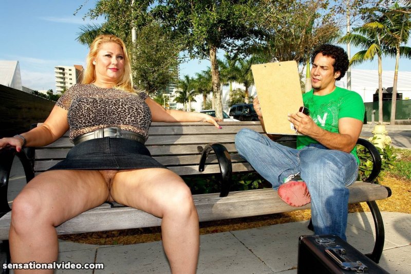 Толстая в юбке без трусов