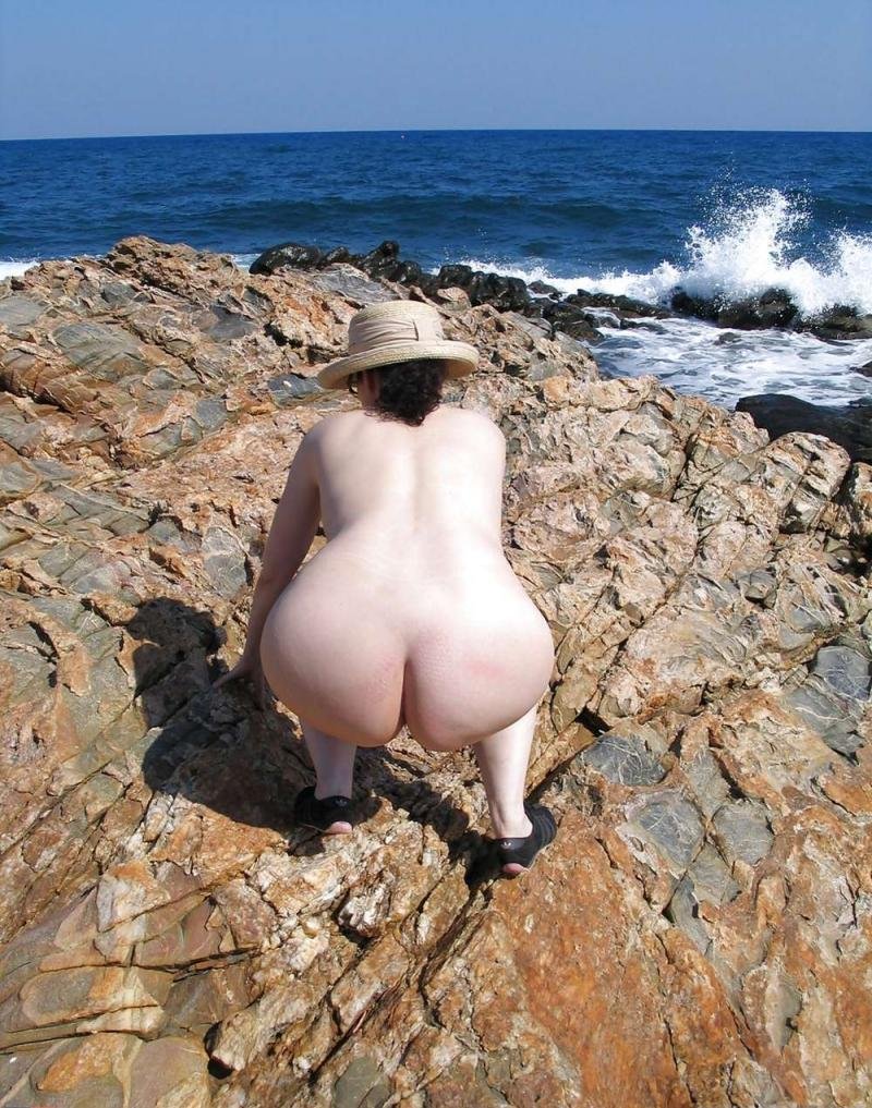 Зрелые в купальнике попки