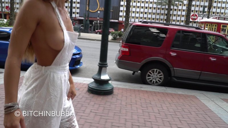 Девушка случайно показала грудь