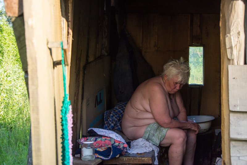 Старуха в деревенской бане