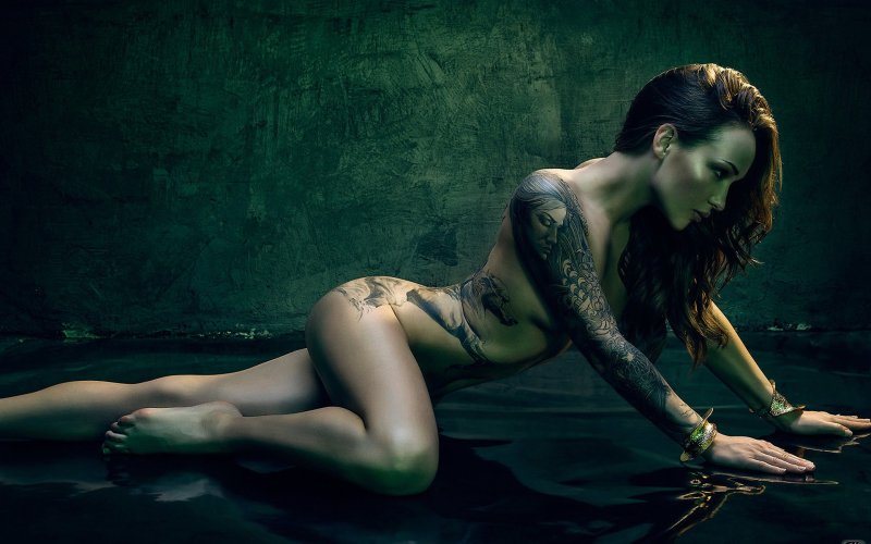 Голые татуированные женщины