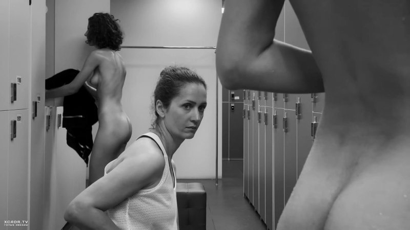 В мужской раздевалке