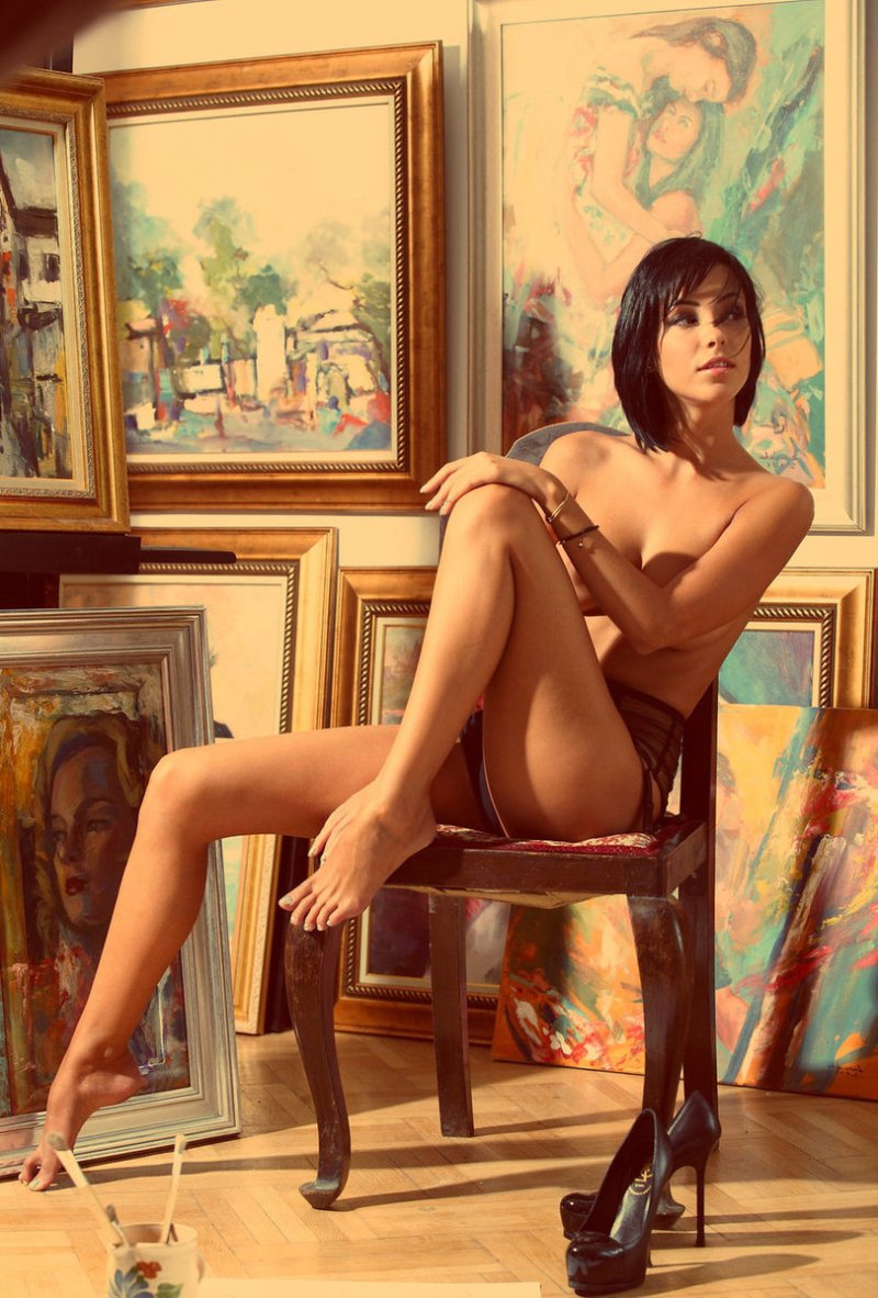 Модель позирует художнику ню