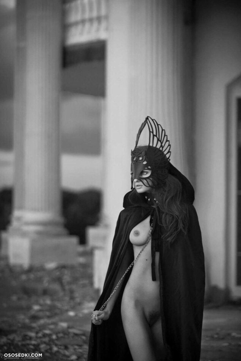 Девушка в маске