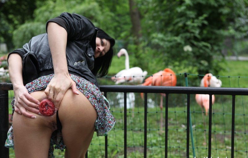 Девушки показывают анус на улице