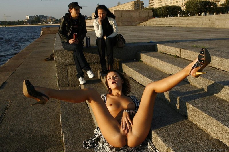 Показала киску на улице