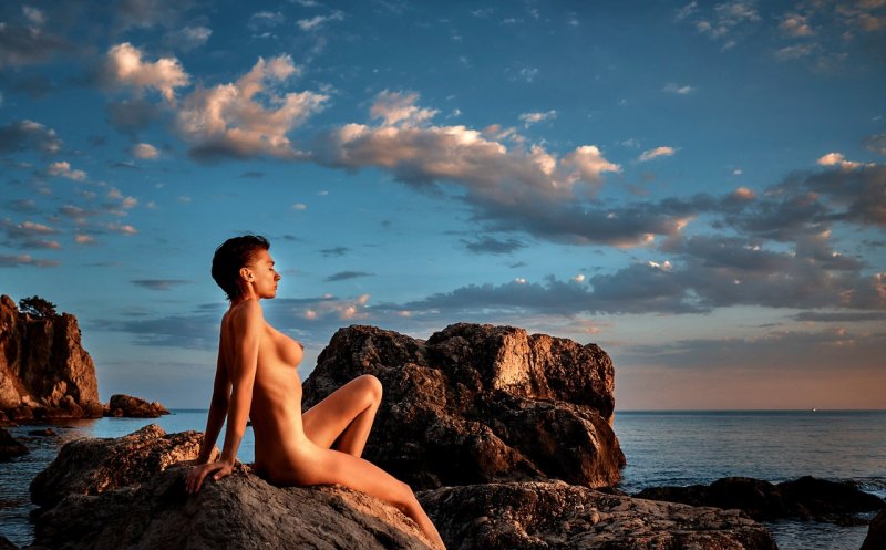 Девушка на скалах