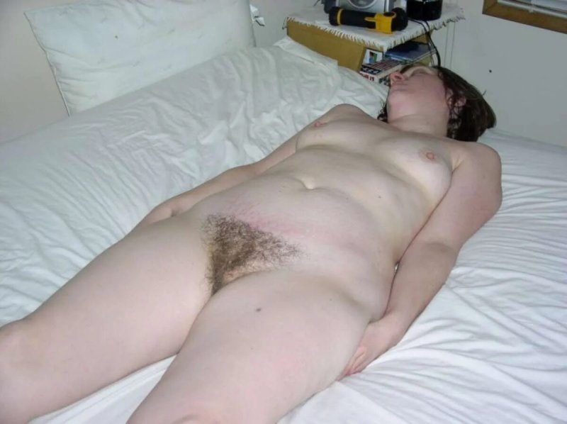 Спящие голые толстушки