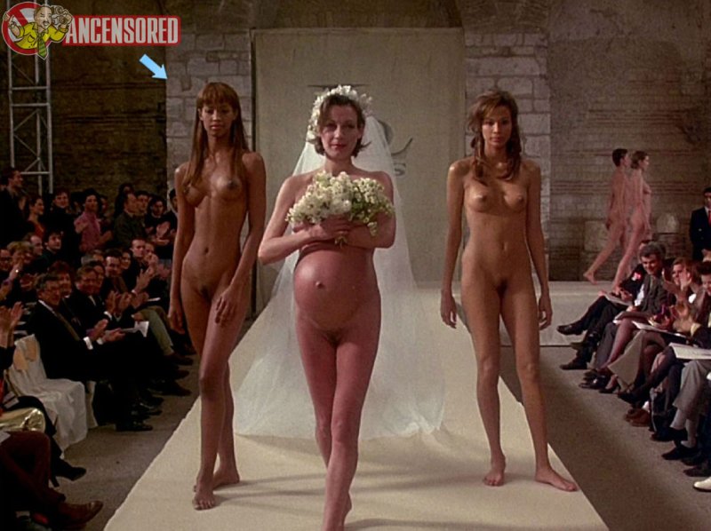 Голые модели идут по подиуму