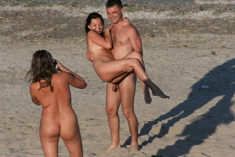Натуристские семьи на пляже