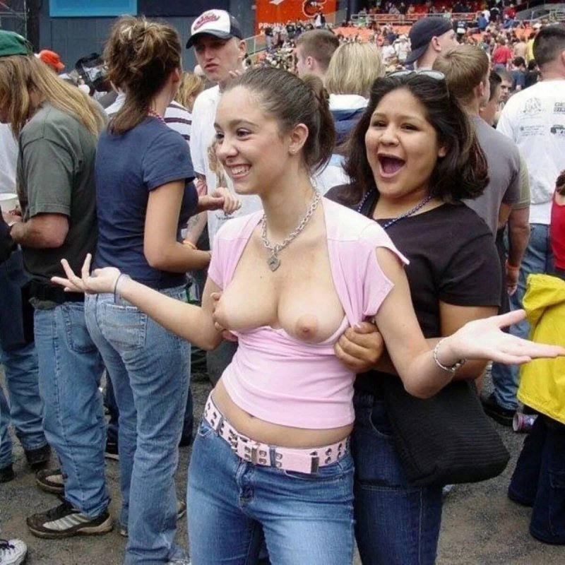 Оголила грудь на публике