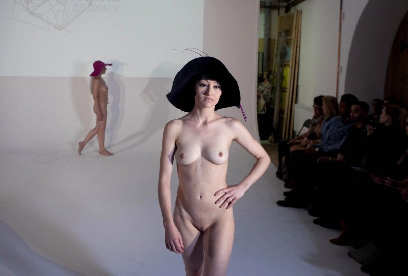 Показ мод голые