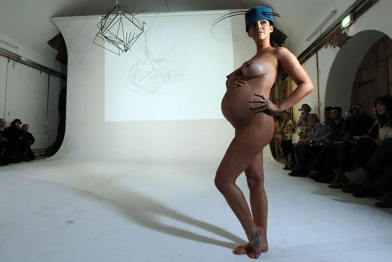 Голые беременные на подиуме