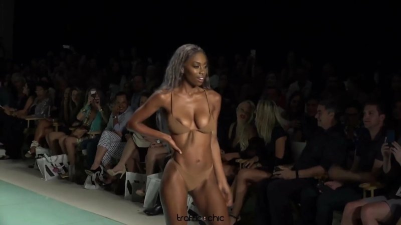 Показ мод голые