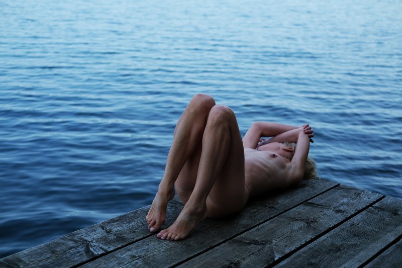 Голая девушка на озере