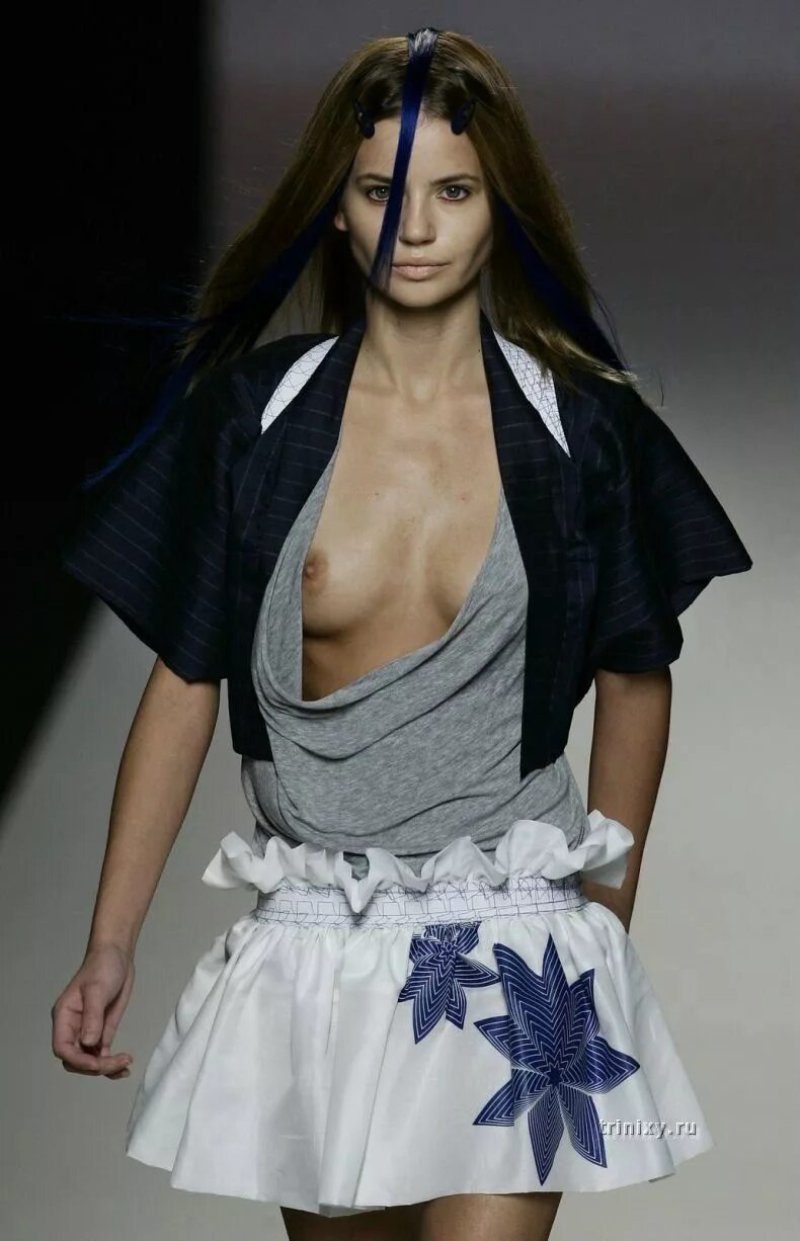 Показ мод с оголенной грудью