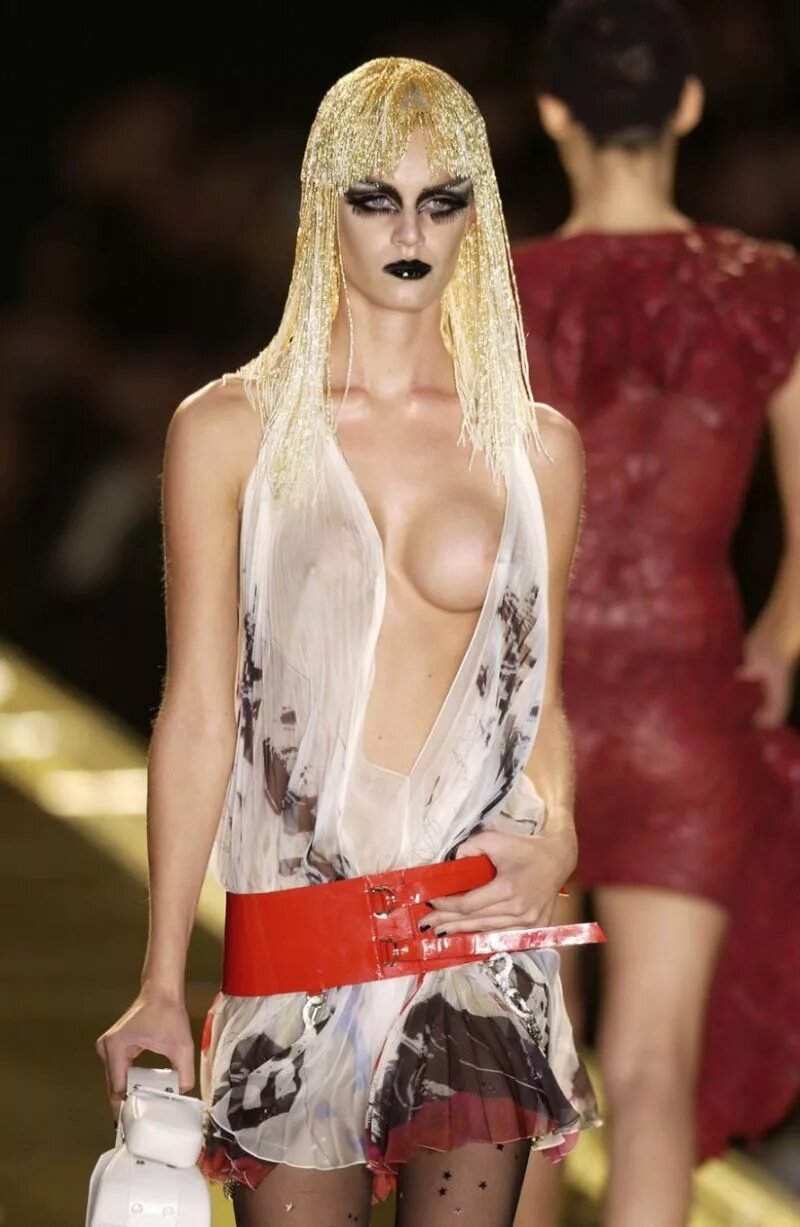 Голая мода чарли ле минду