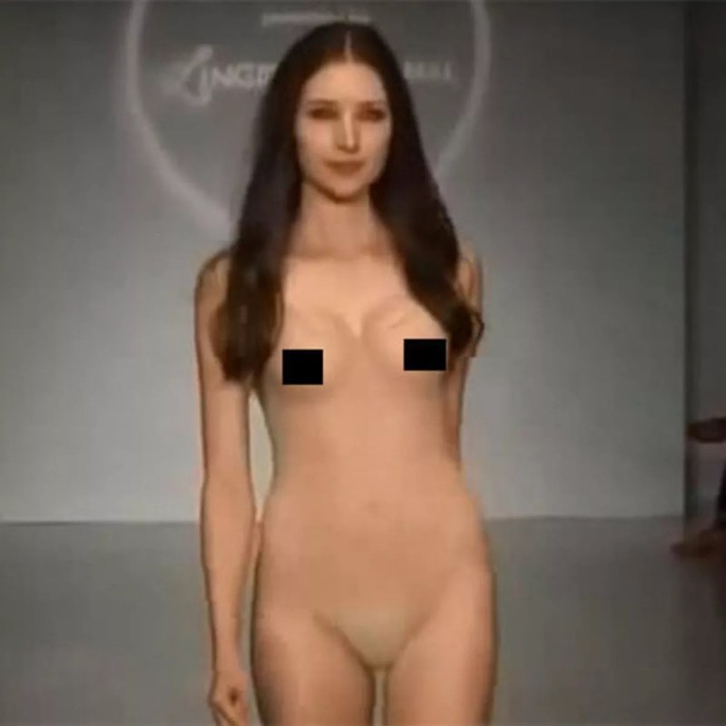 Голая на подиуме