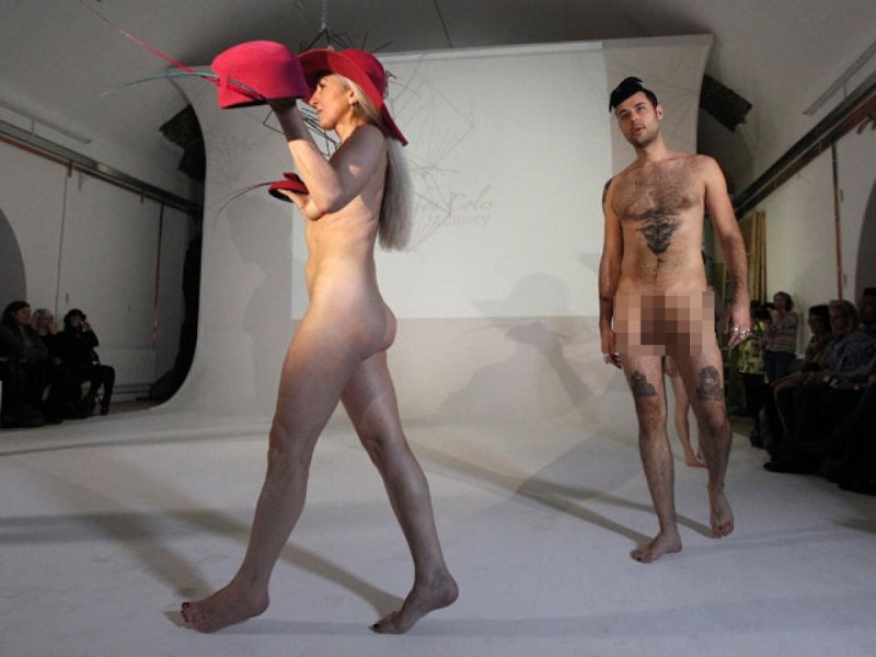 Показ мод голые