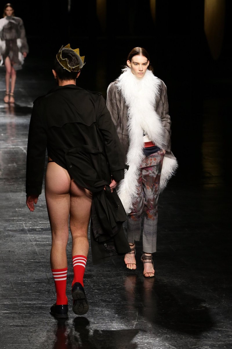 Голые модели мужчины на подиуме