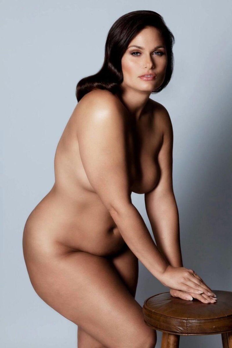 Модели плюс сайз голые