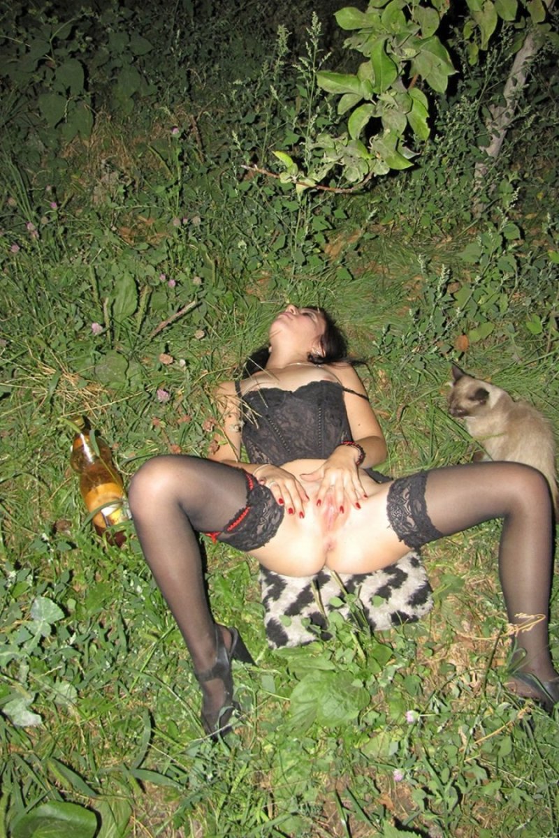 Голые женщины пьяные в чулках