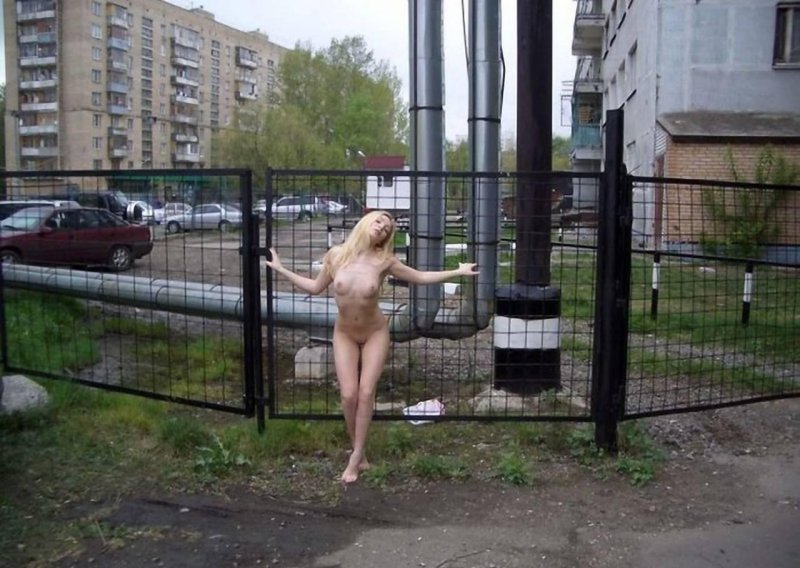 Фотографируется голой на улице