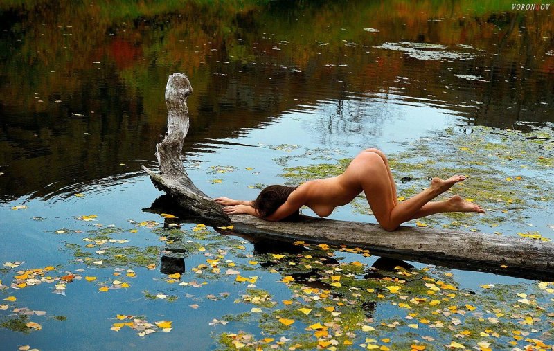 Девочка нагишом в реке