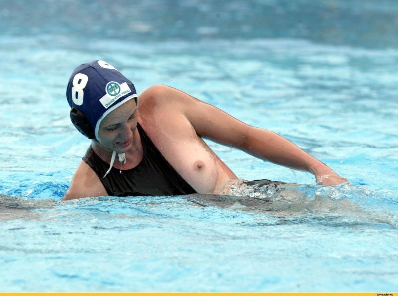 Женское водное поло голая грудь