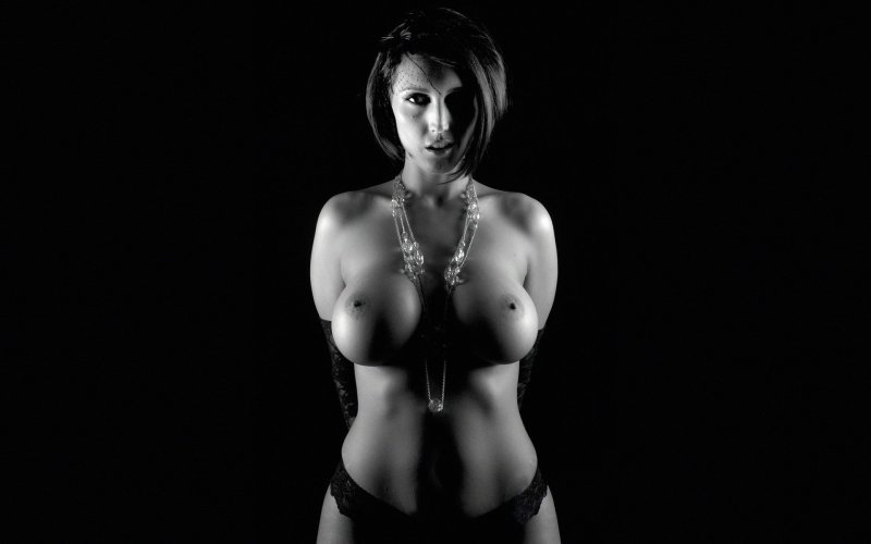 Голая женщина на черном фоне