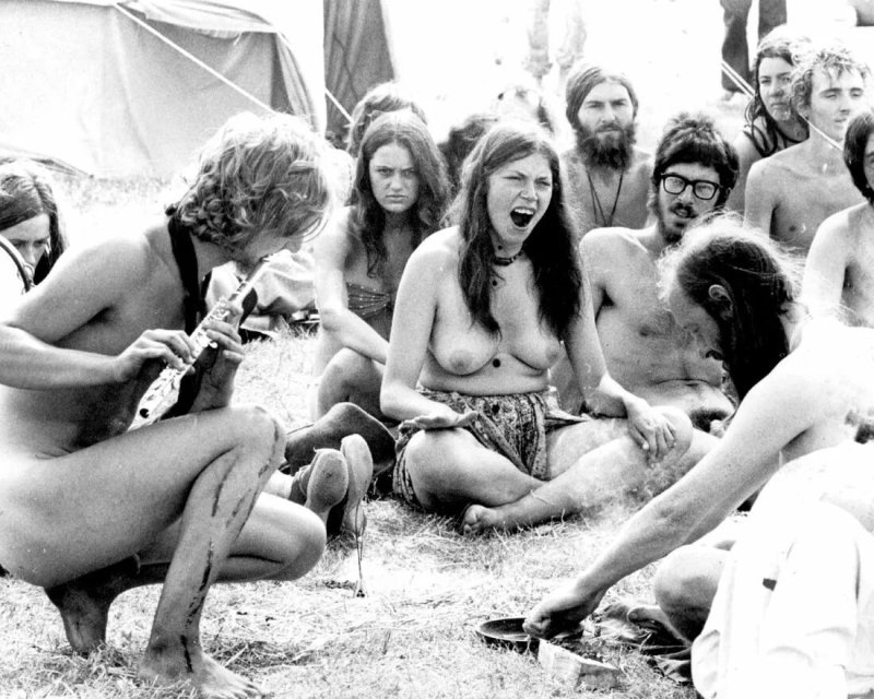 Волосатая девушка хиппи на природе