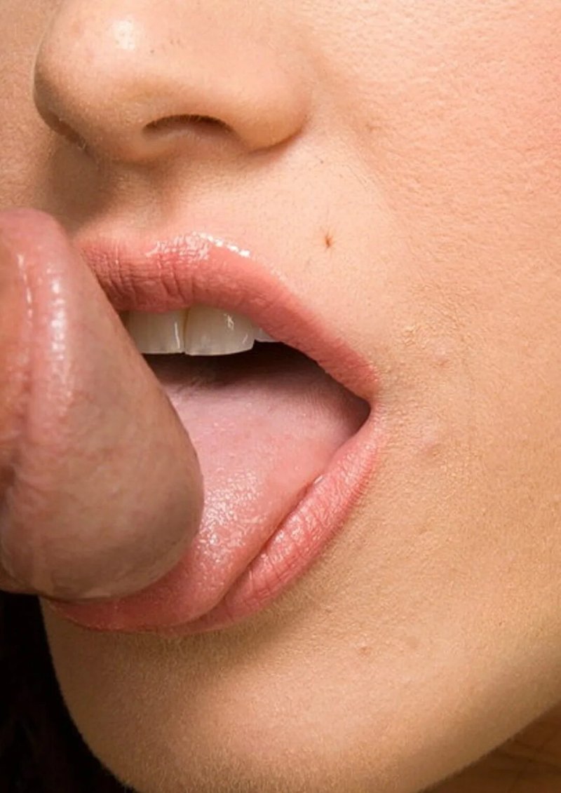 Красивые губки девушек с членом