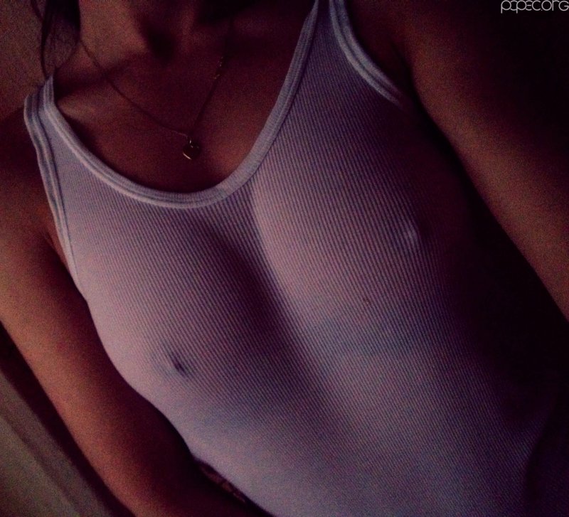 Девушки в майках без лифчика