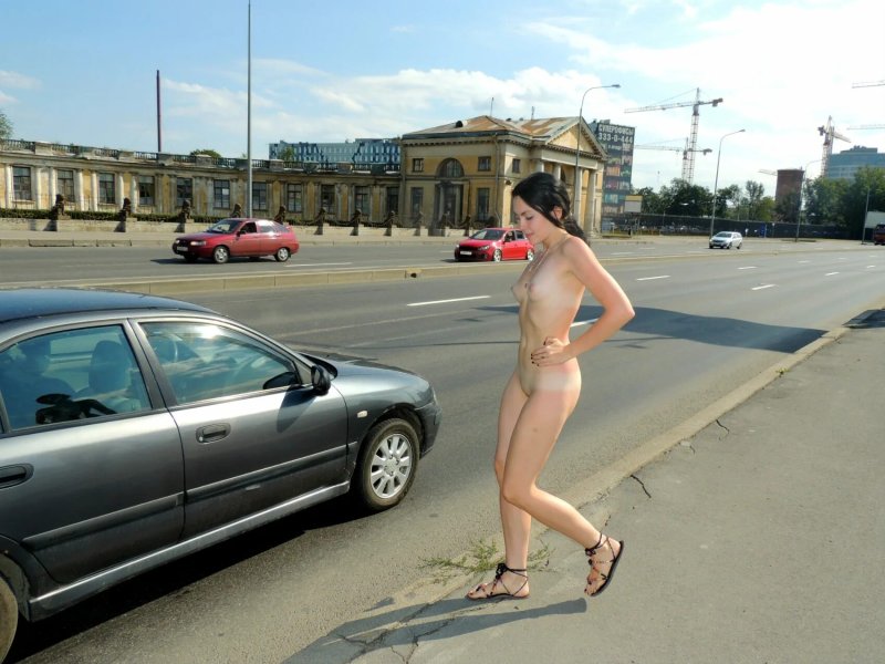 Голые по улице
