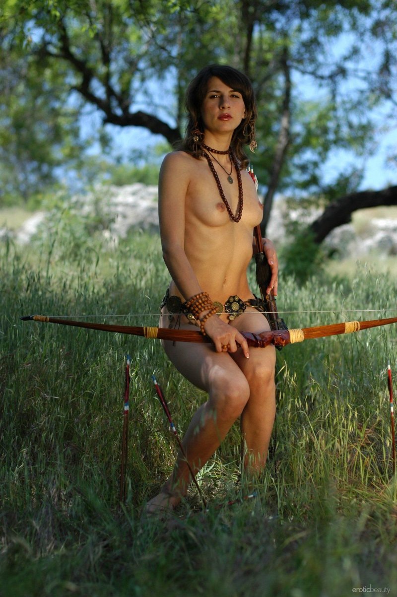Голая женщина охотница