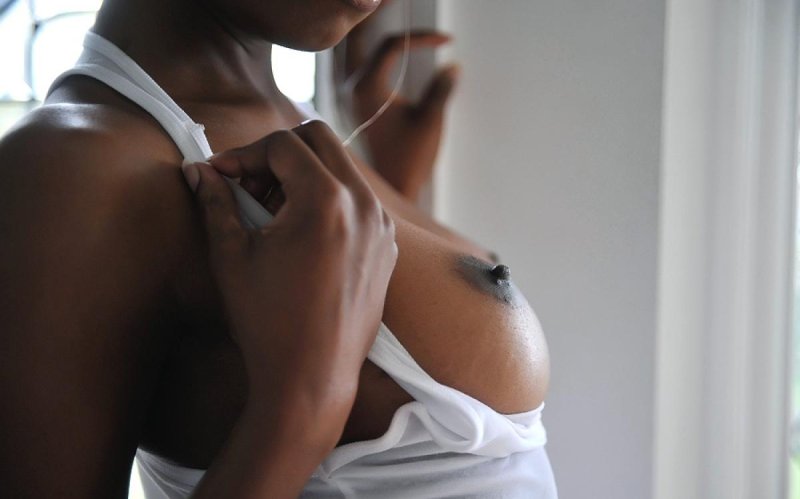 Женщины с черными сосками