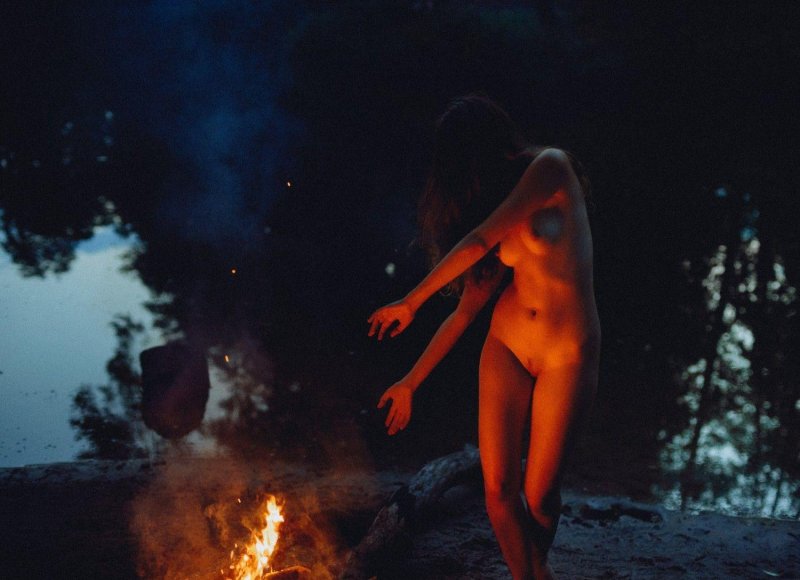 Ночь костер голая женщина