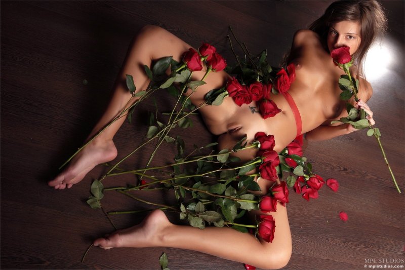 Женщина с розами