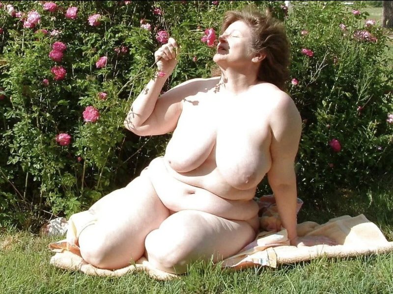 Толстушки на даче голышом