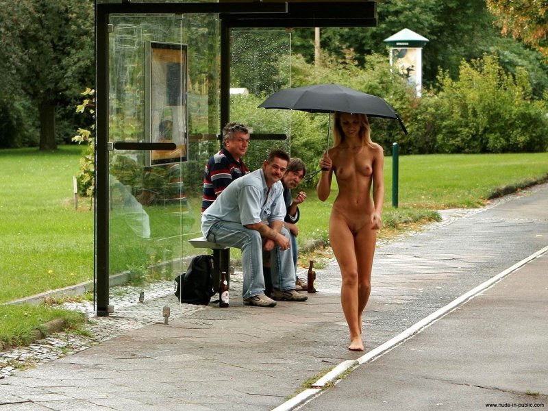 Голые женщины на улице