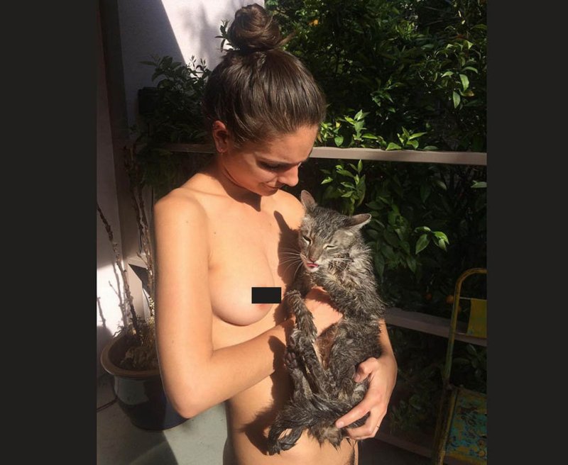 Голая девушка с котом