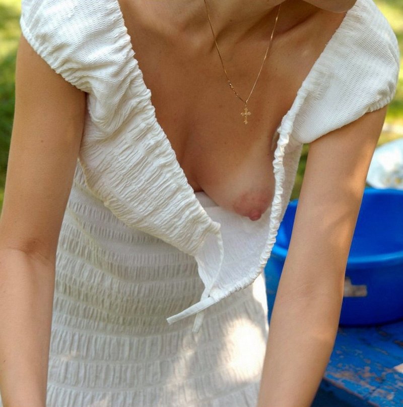 Засветила маленькие сиськи