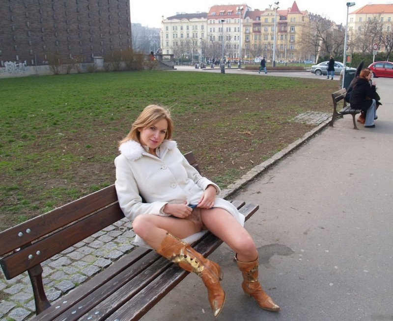 Без трусов по улице