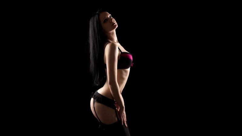 Девушки на черном фоне