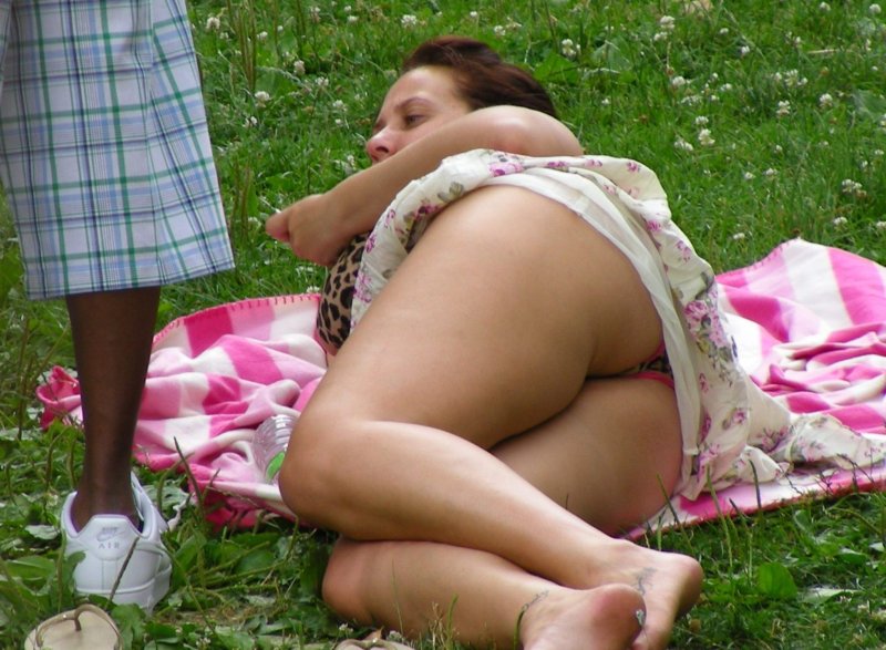 Upskirt на природе частное