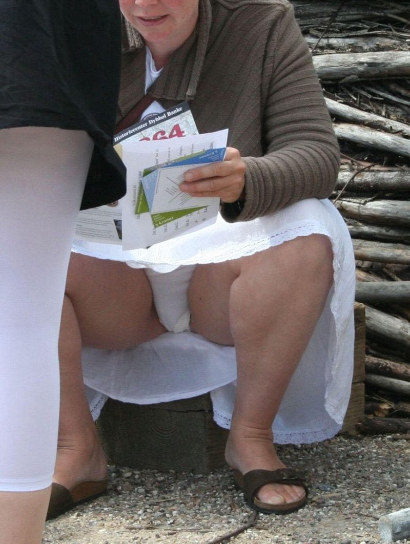 Засветила белые трусики