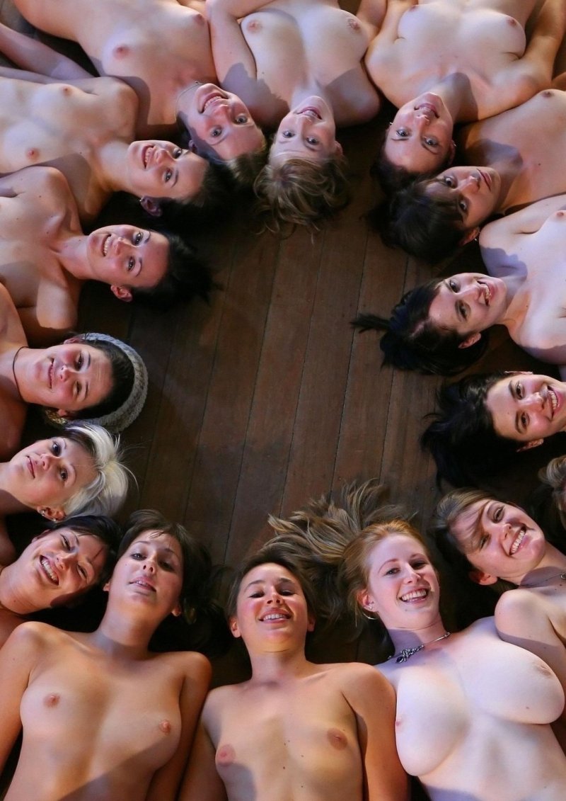Много много голых женщин